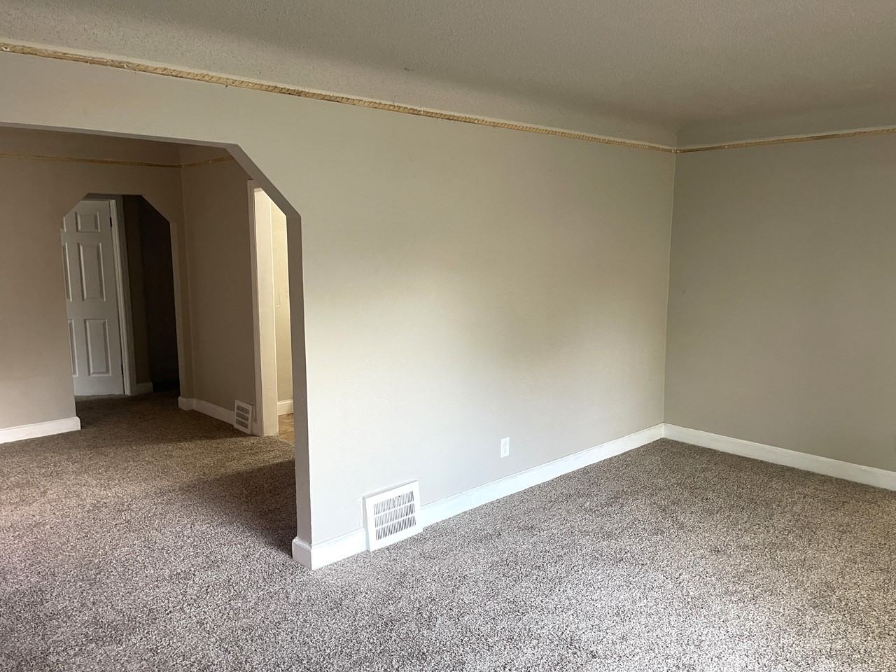 10768 Roxbury St - Photo 3 of 11