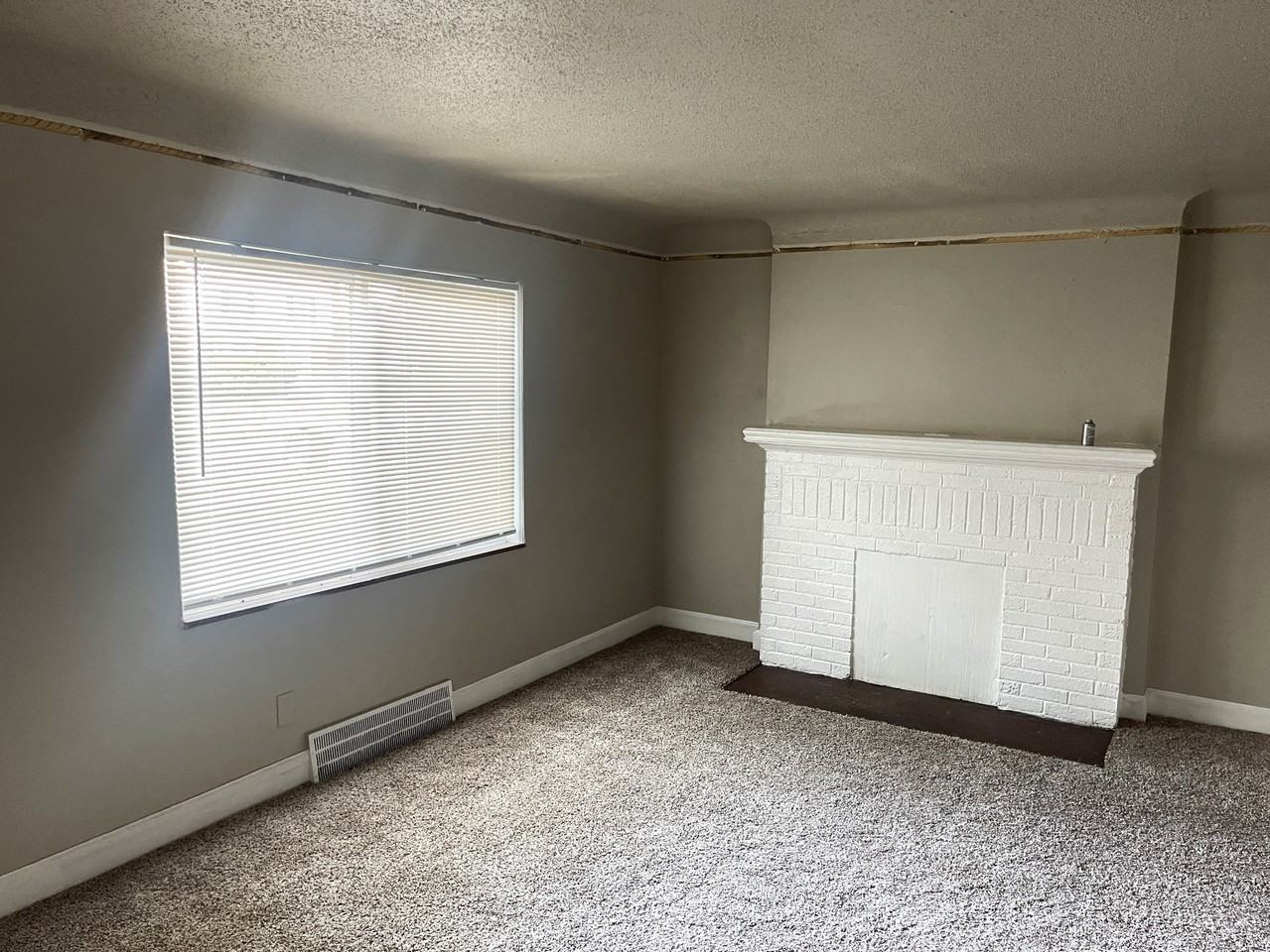 10768 Roxbury St - Photo 4 of 11