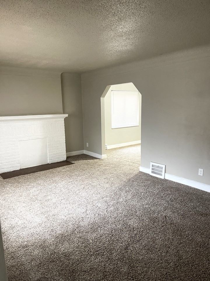 10768 Roxbury St - Photo 5 of 11