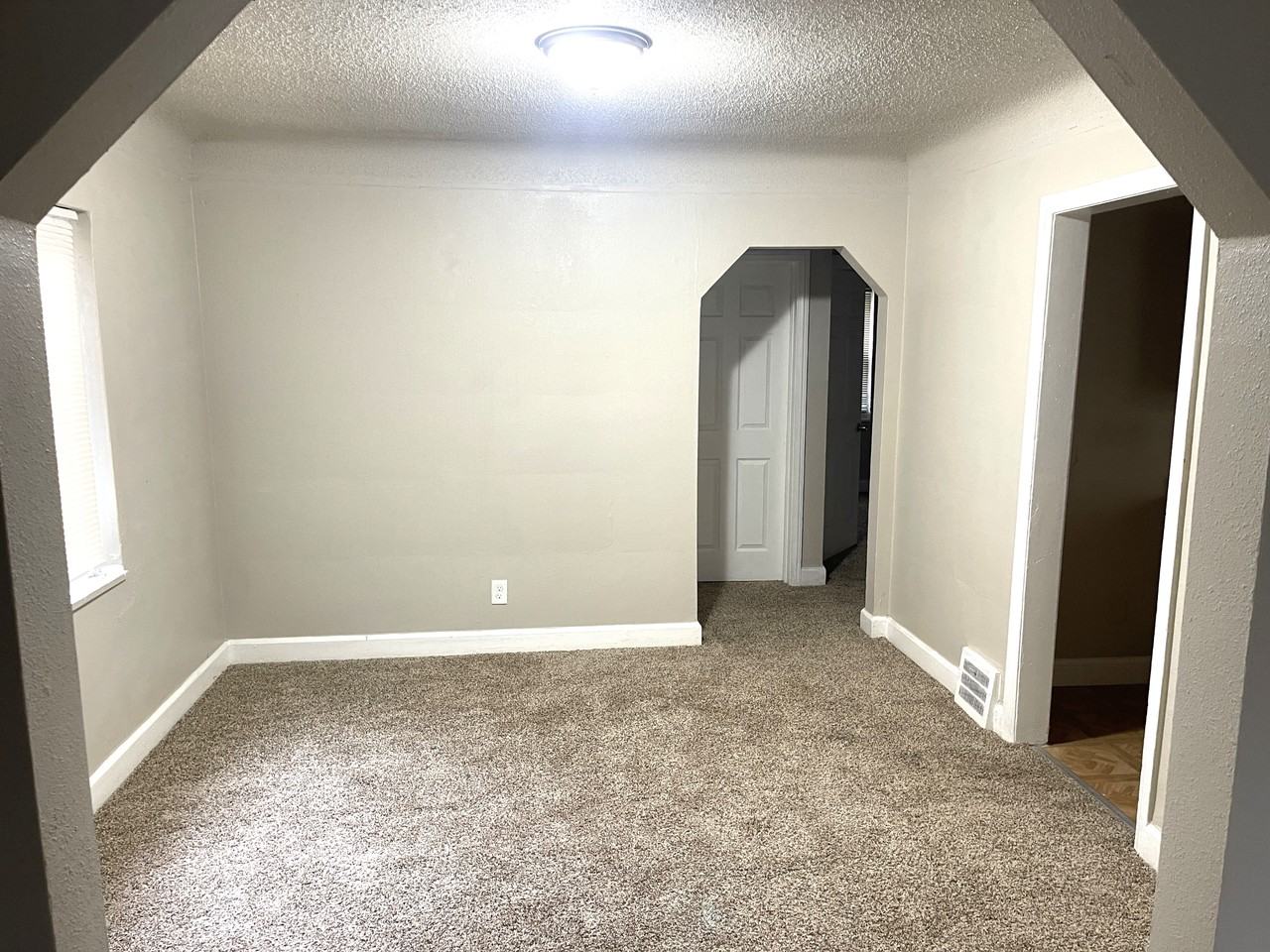 10768 Roxbury St - Photo 6 of 11