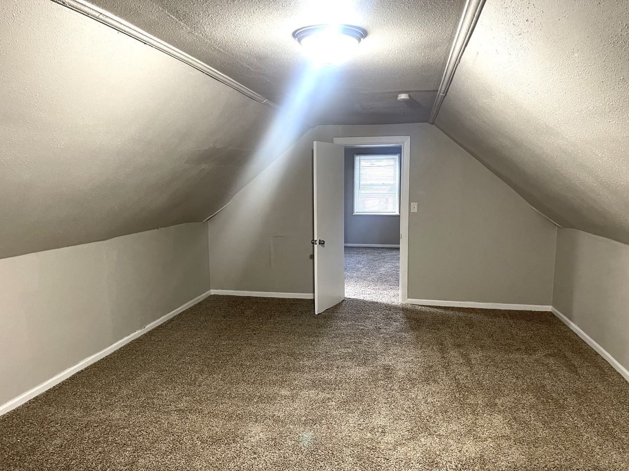 10768 Roxbury St - Photo 7 of 11