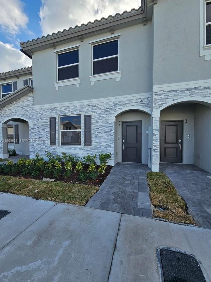 96 Se 11th Ct #96 - Photo 2 of 8