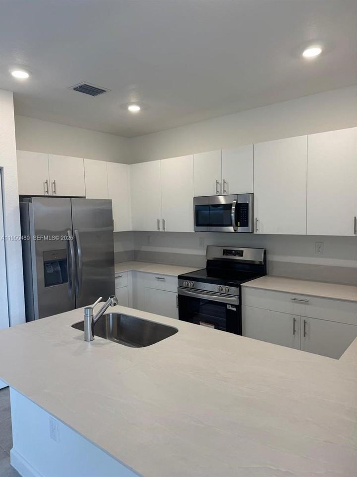 2721 Se 26th St #2721 - Photo 3 of 11