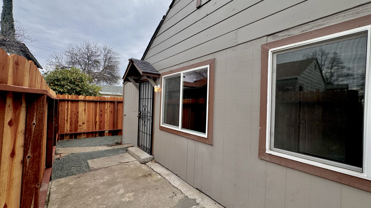 203 W Madill St - Photo 2 of 6