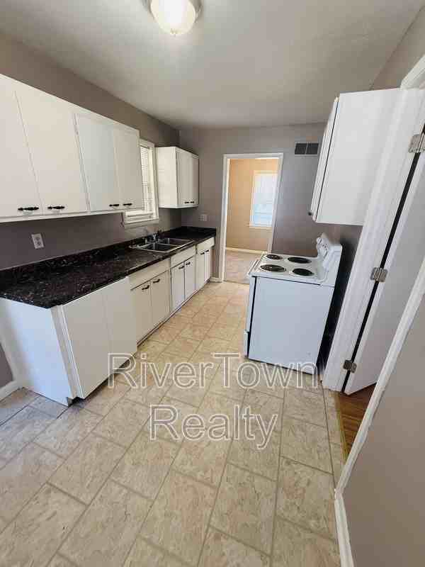 4866 Berrydale Ave - Photo 4 of 8