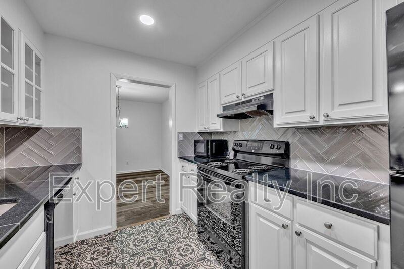 2076 Montreat Cir - Photo 4 of 22