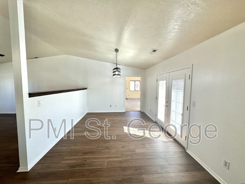 3059 Bayberry Cir - Photo 5 of 33