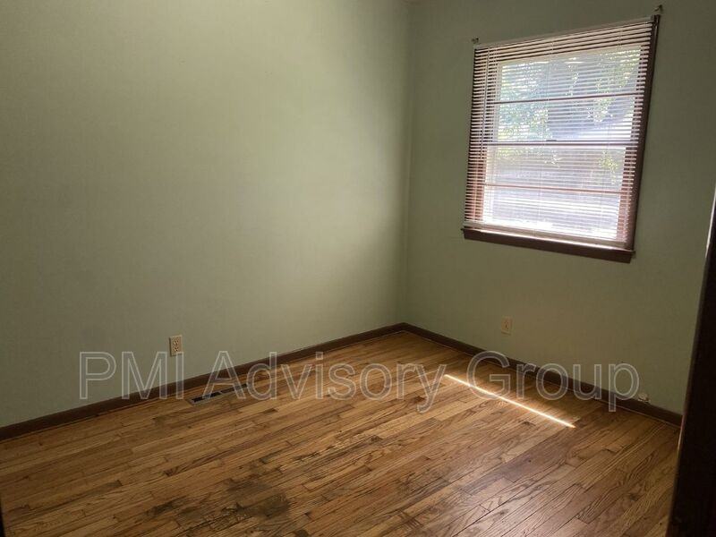 641 Se 35th St - Photo 3 of 17