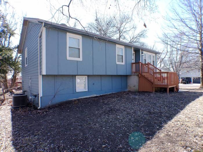 302 S Franklin St - Photo 3 of 24