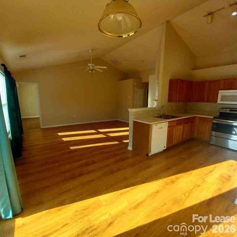 1031 Rocky Meadows Ln - Photo 7 of 17