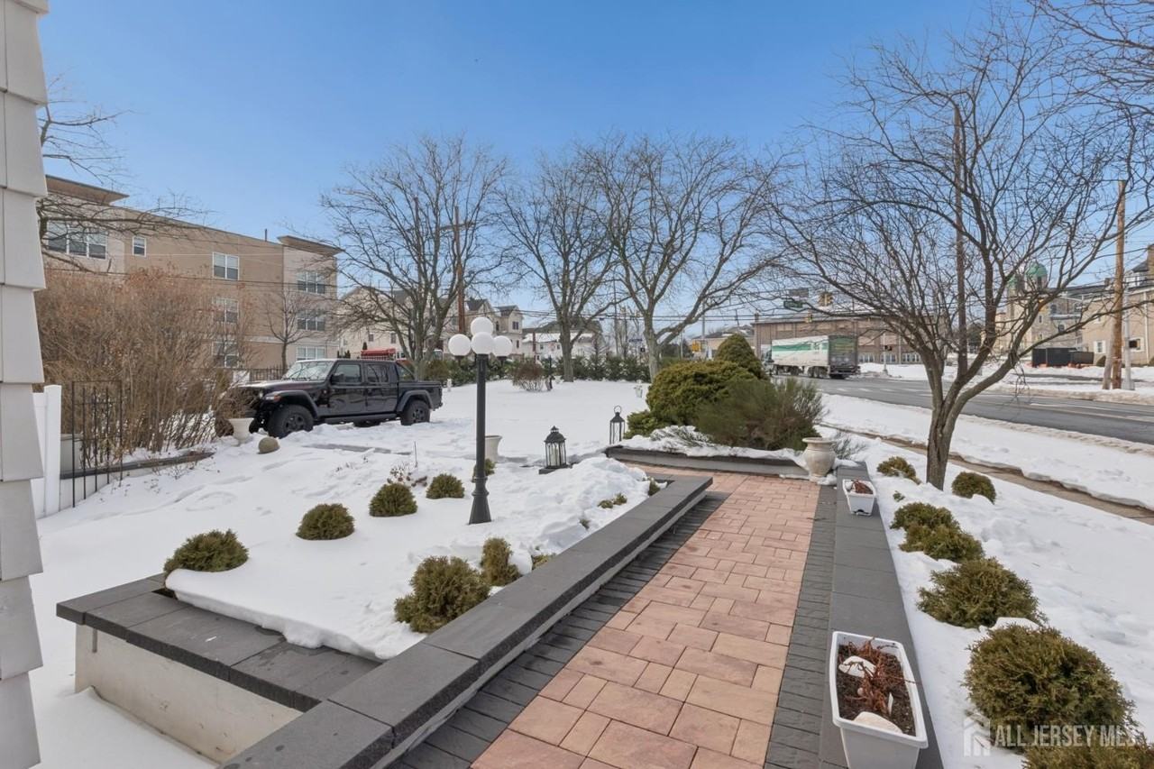 415 Main St - Photo 4 of 30