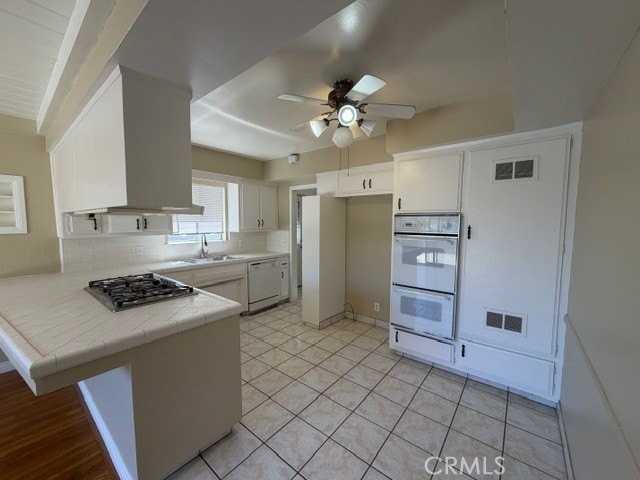 5032 Fiesta Ave - Photo 5 of 14