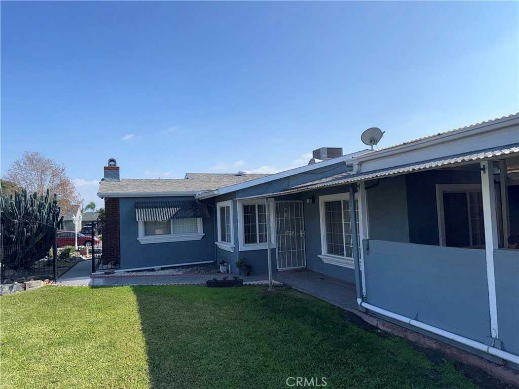 1361 N 10th St - Photo 3 of 13