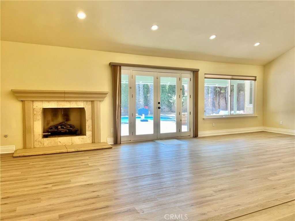 10401 Garden Grove Ave - Photo 3 of 17