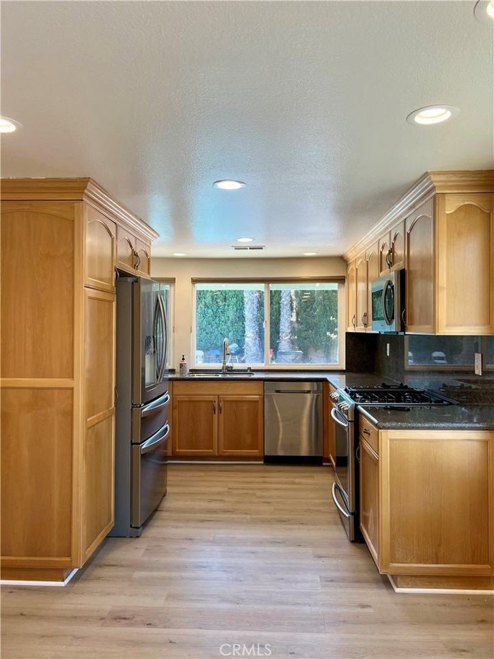 10401 Garden Grove Ave - Photo 6 of 17