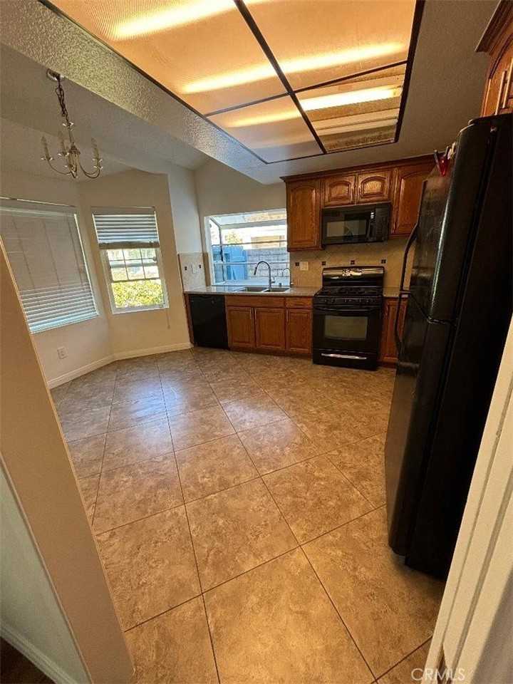 21730 Merridy St - Photo 2 of 8