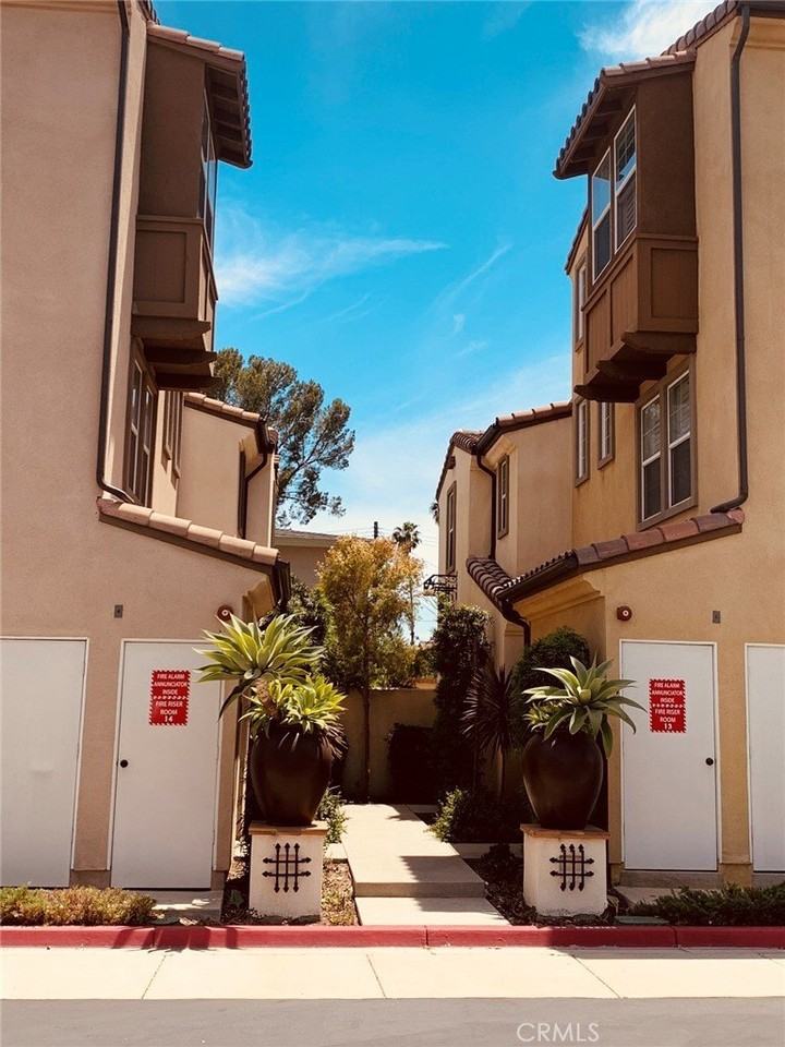 636 S Gladys Ave #A - Photo 5 of 23