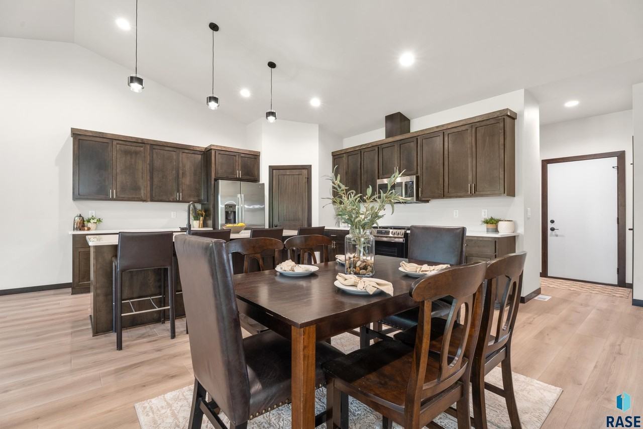 1113 S Foss Ave - Photo 4 of 50