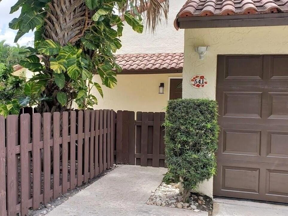 541 Ne 47th St - Photo 2 of 37