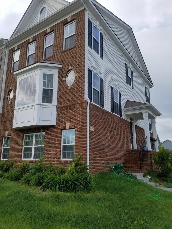 25100 Croxley Green Sq - Photo 2 of 3