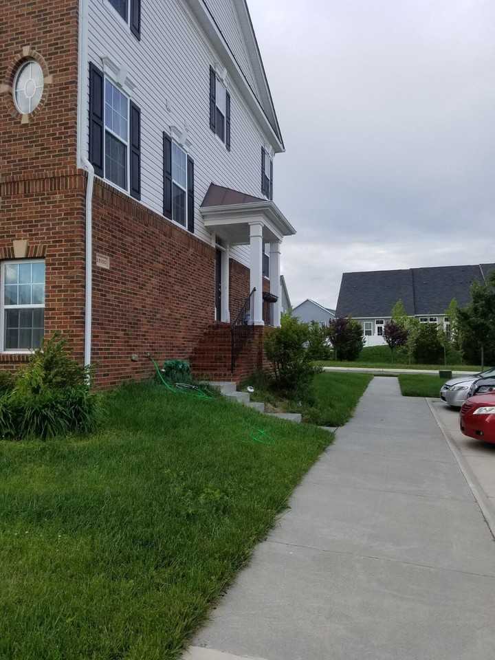 25100 Croxley Green Sq - Photo 3 of 3