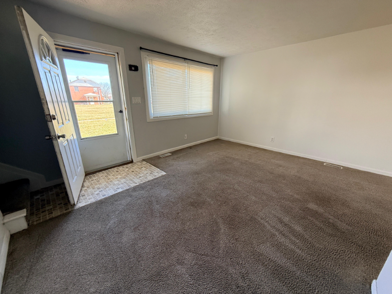 105 Buckeye Cir - Photo 2 of 20