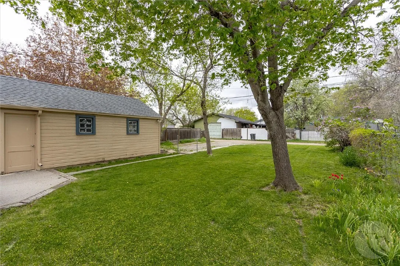 424 Miles Ave - Photo 4 of 13