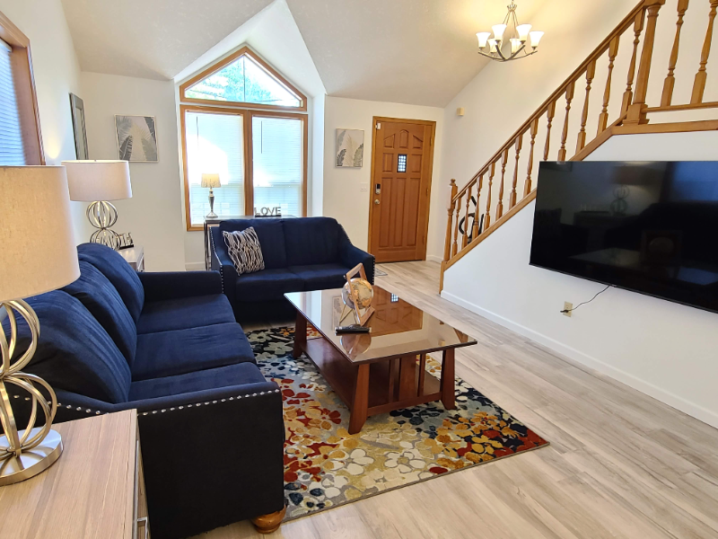 547 Ne 27th St - Photo 4 of 19