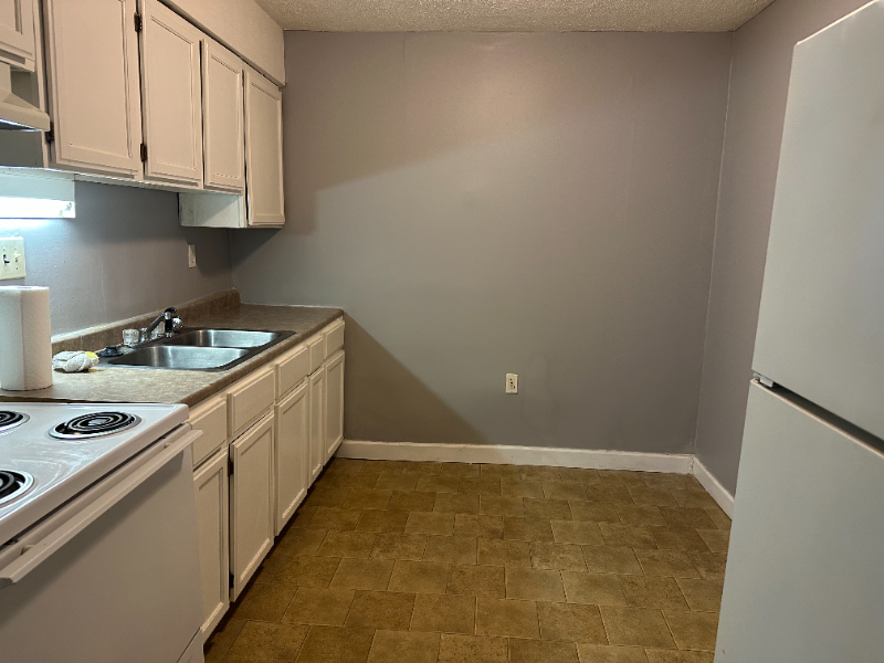 1392 Summit Street #A - Photo 4 of 12