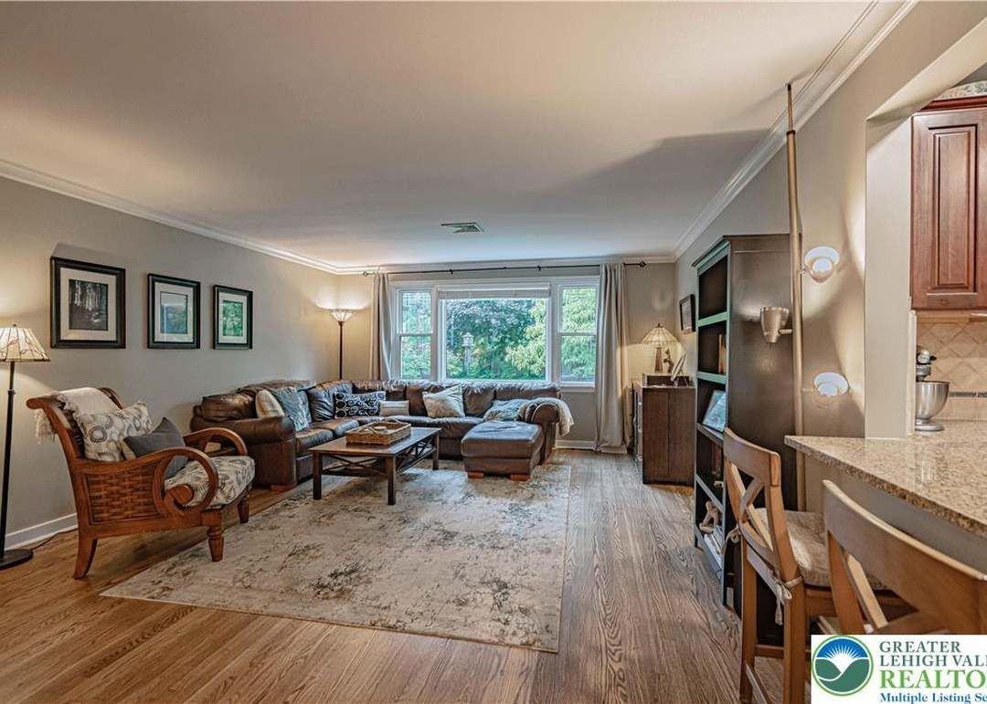 326 N Main St - Photo 3 of 23