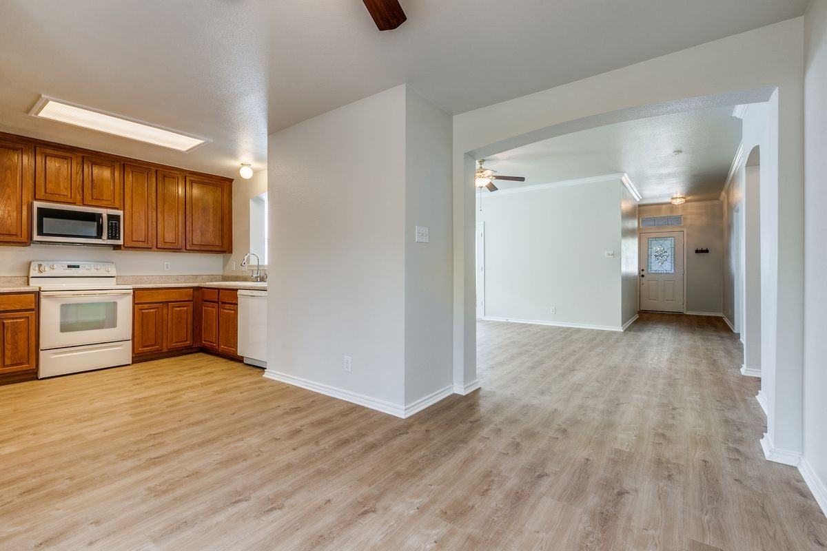 2214 Sun Chase Blvd - Photo 4 of 27