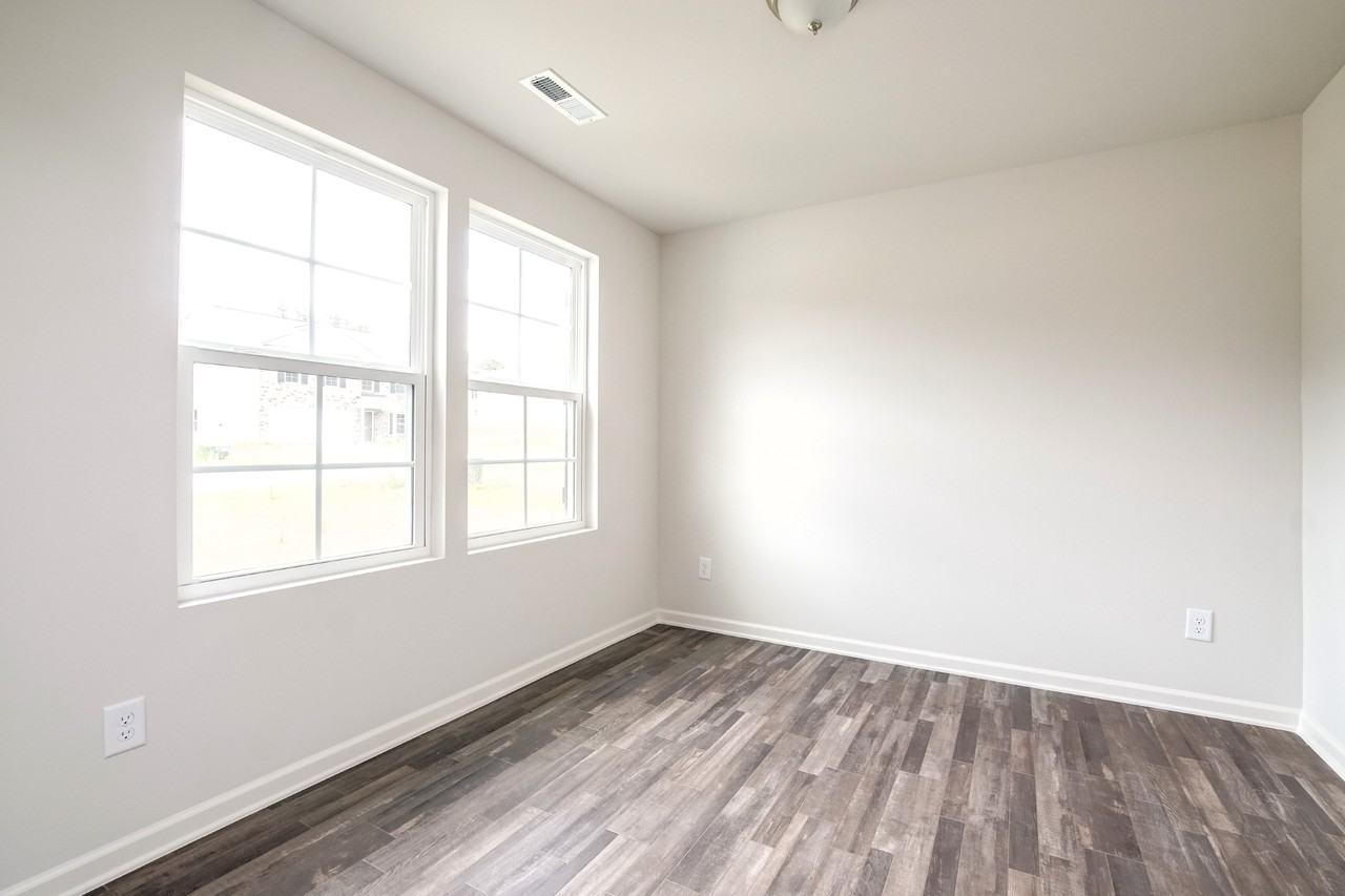 1059 Manor Dr - Photo 3 of 16