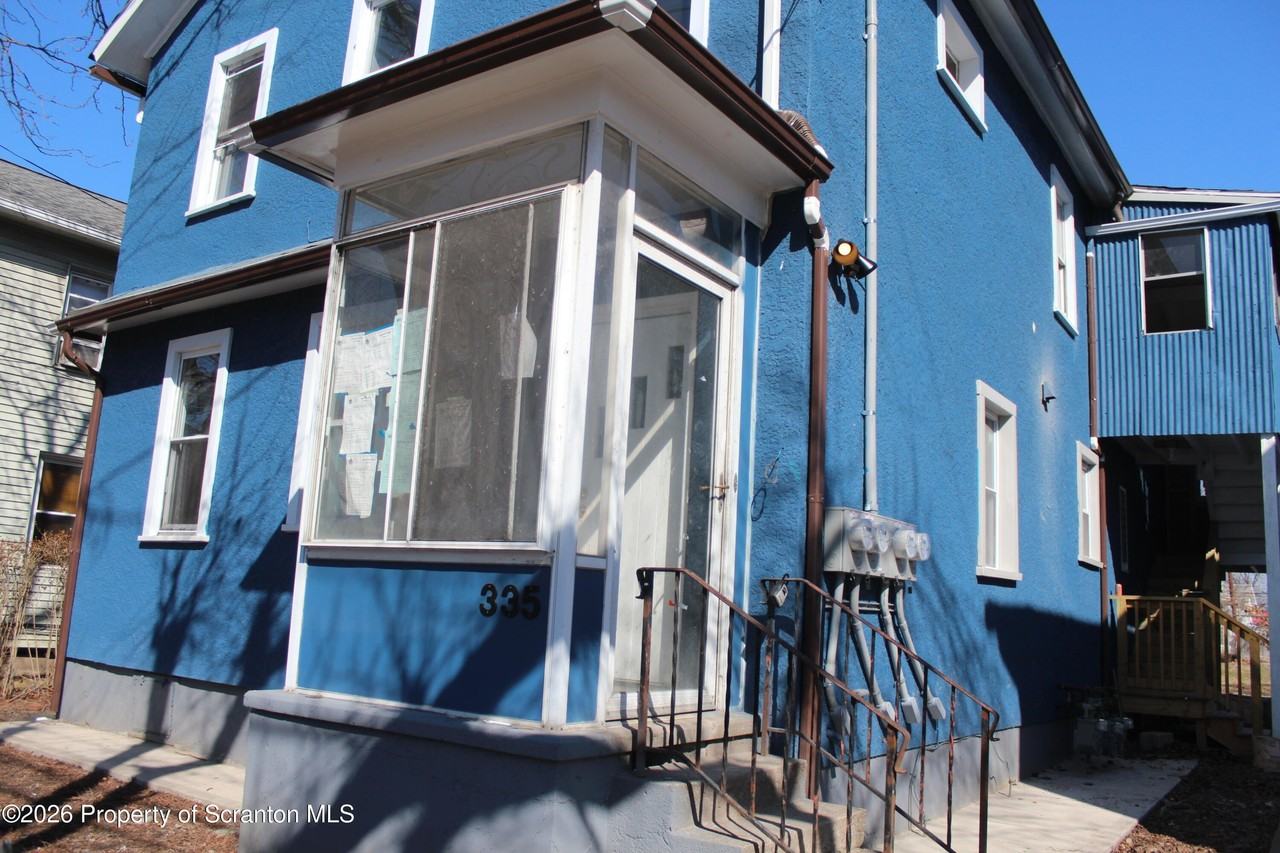 335 Phelps St Unit 1 - Photo 3 of 12