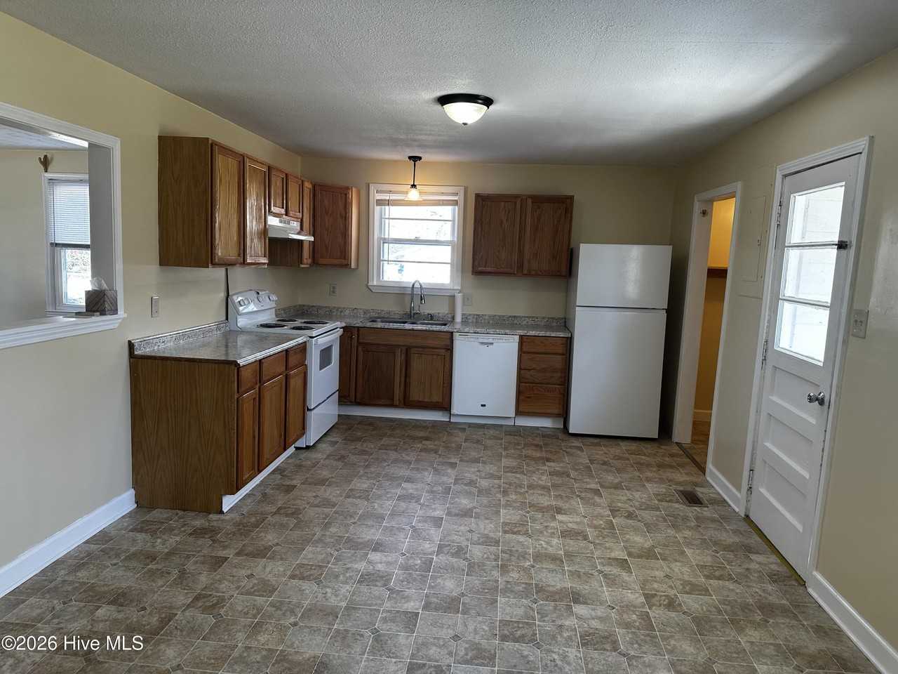 708 W Pineland Dr - Photo 3 of 10