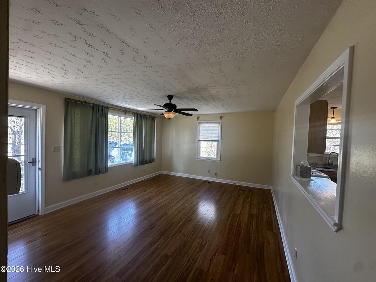 708 W Pineland Dr - Photo 4 of 10