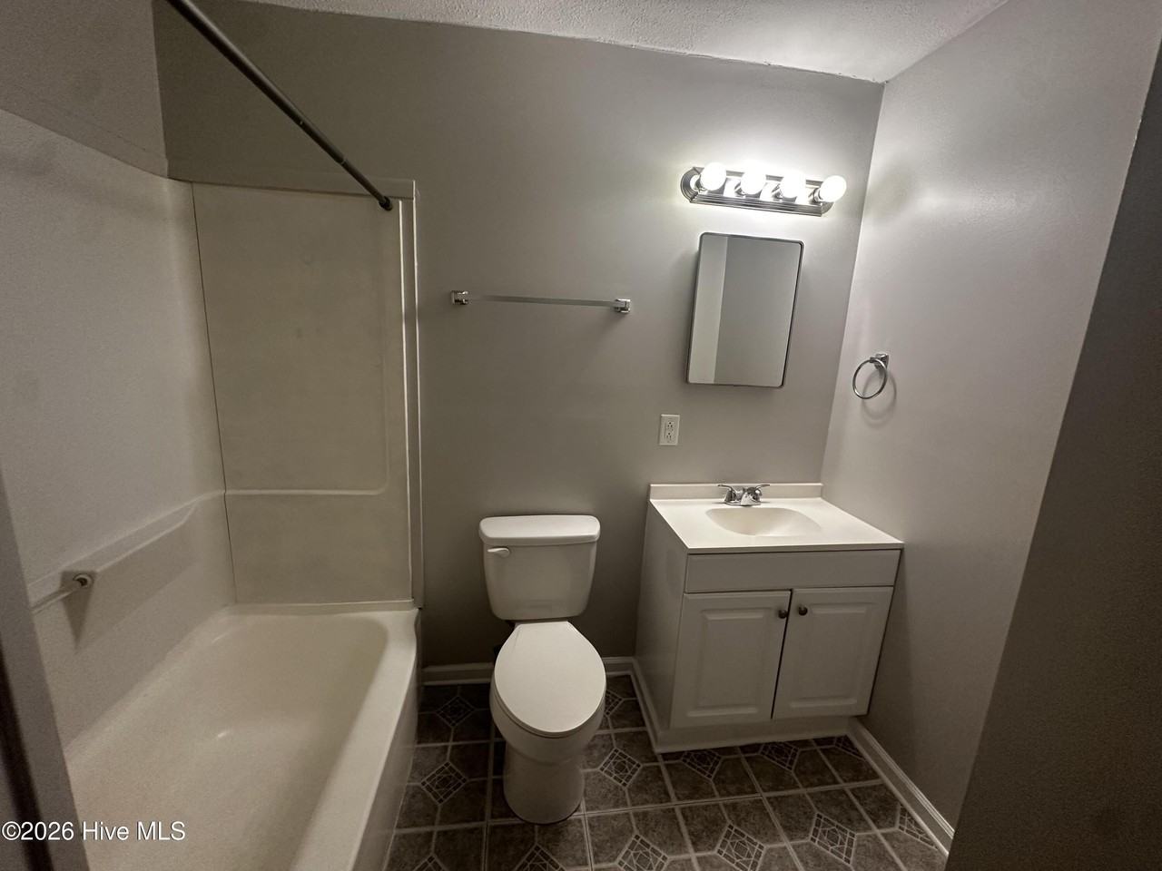 708 W Pineland Dr - Photo 6 of 10