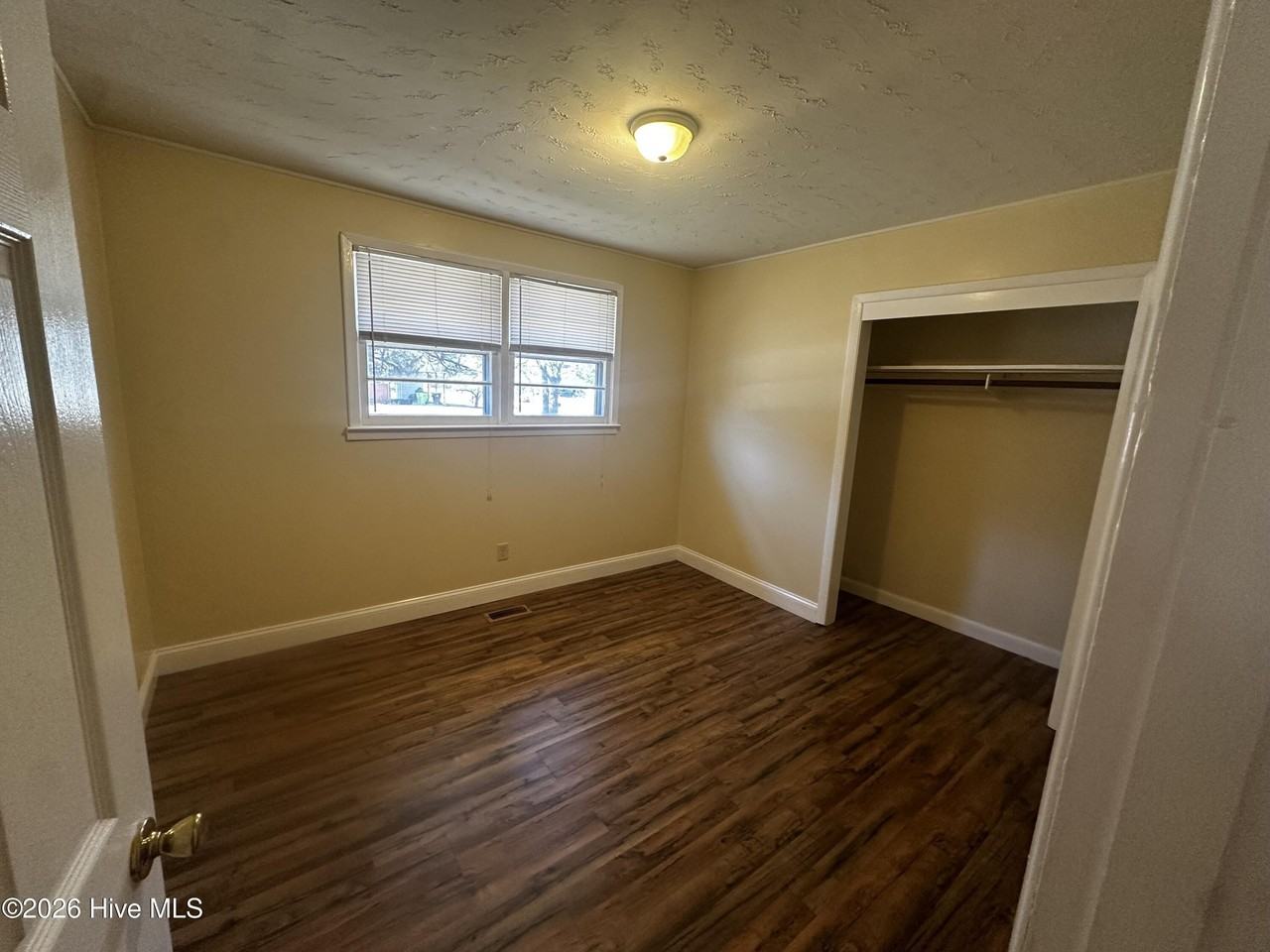 708 W Pineland Dr - Photo 7 of 10