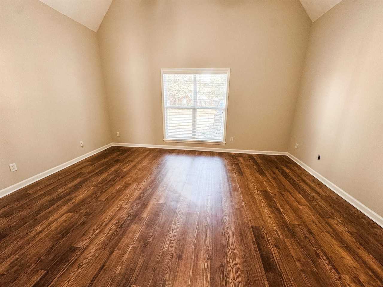 9847 Winsford Ln - Photo 5 of 13