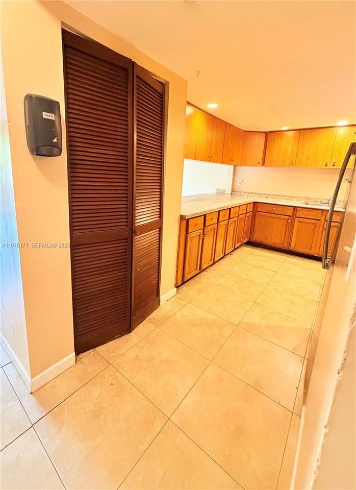948 Sw 74th Ave - Photo 2 of 8