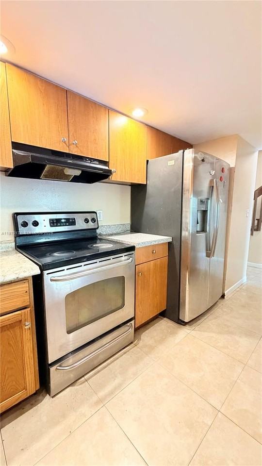 948 Sw 74th Ave - Photo 3 of 8