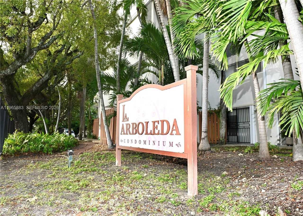 1910 Sw 17th Ave #2 - Photo 2 of 13