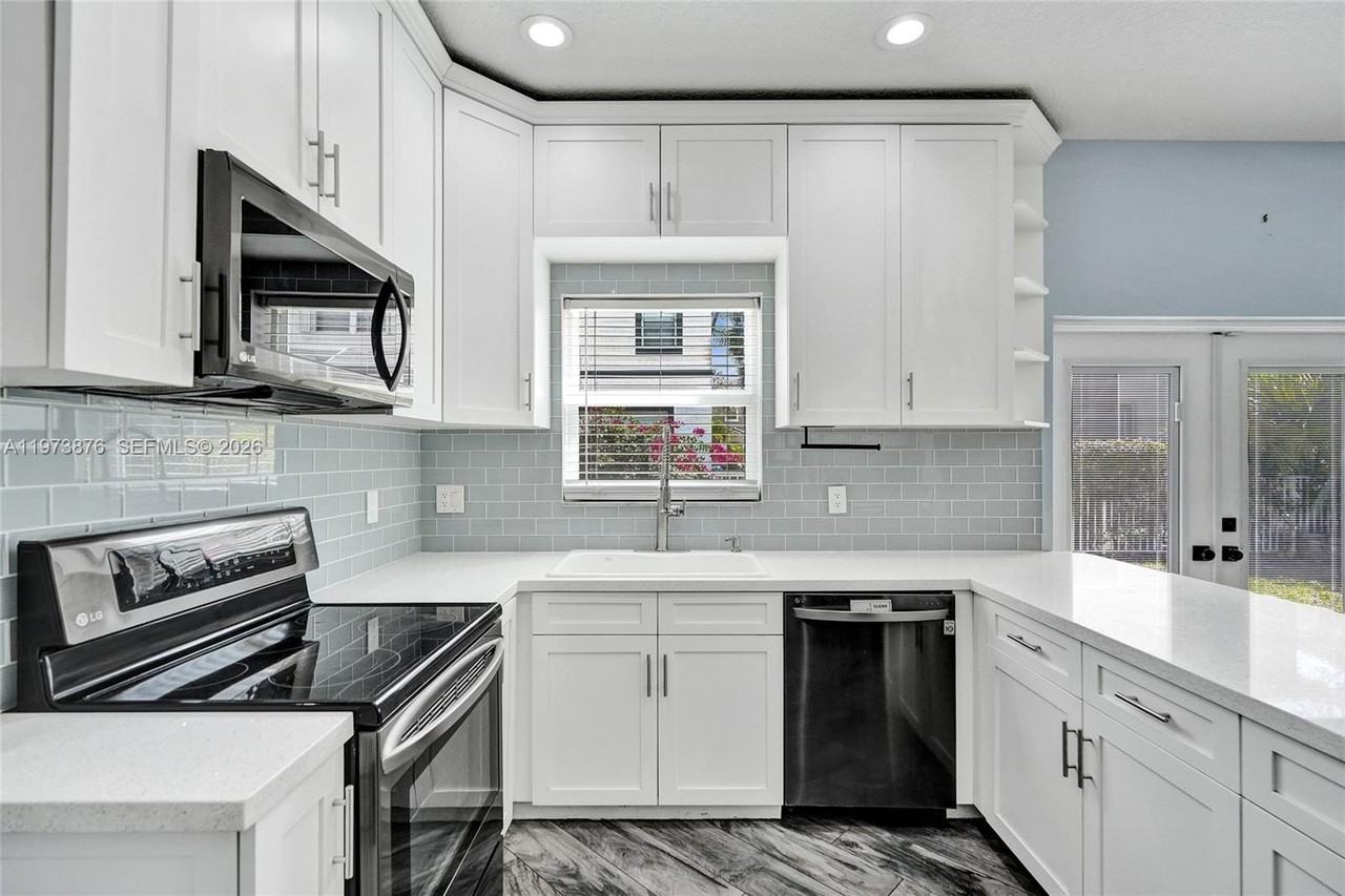 847 Nw 127th Ave - Photo 4 of 50