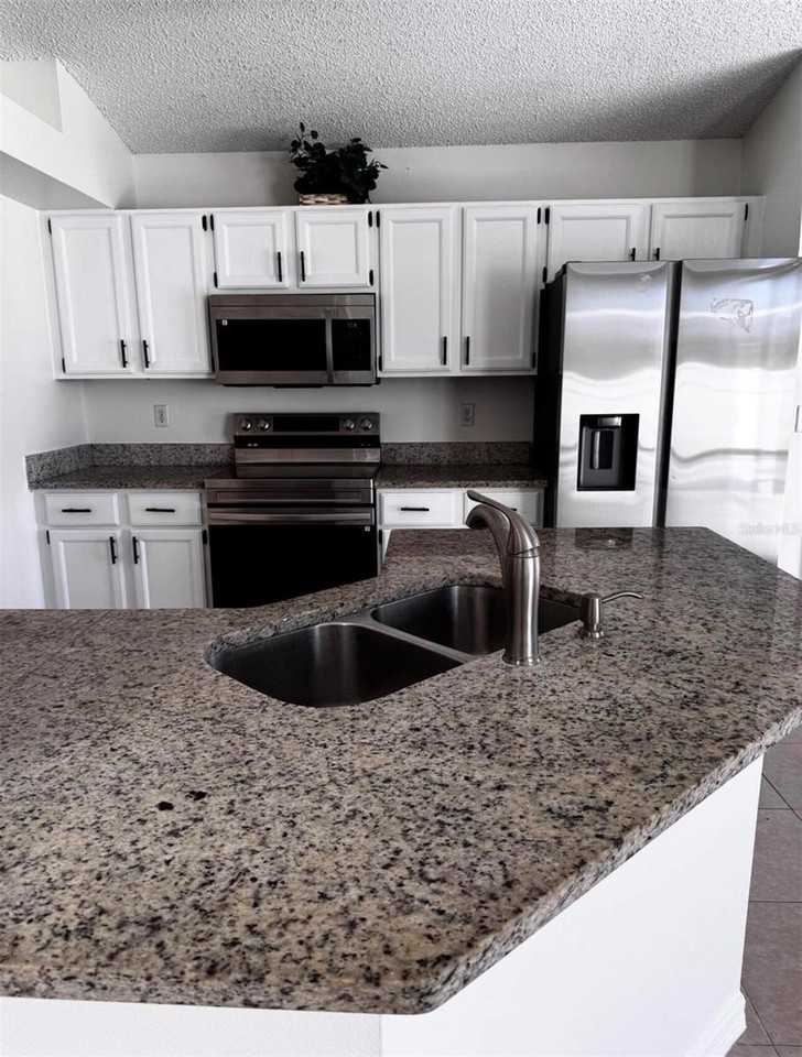 2916 Dickens Cir - Photo 7 of 18