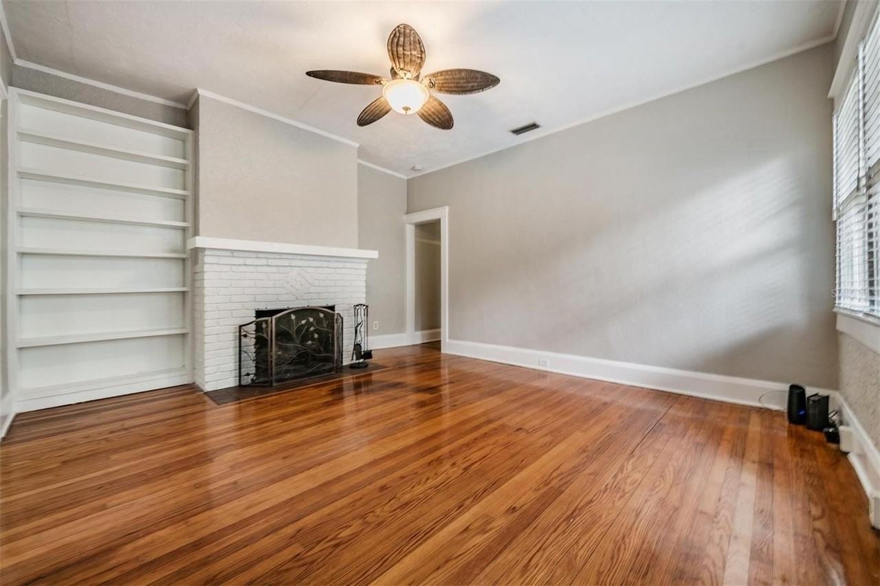 1002 E Crenshaw St - Photo 3 of 18