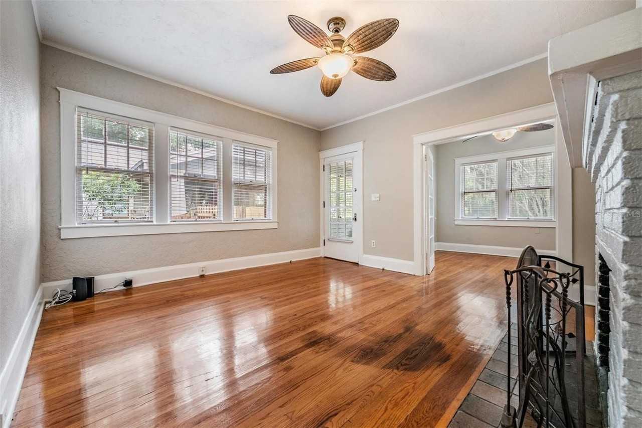 1002 E Crenshaw St - Photo 4 of 18