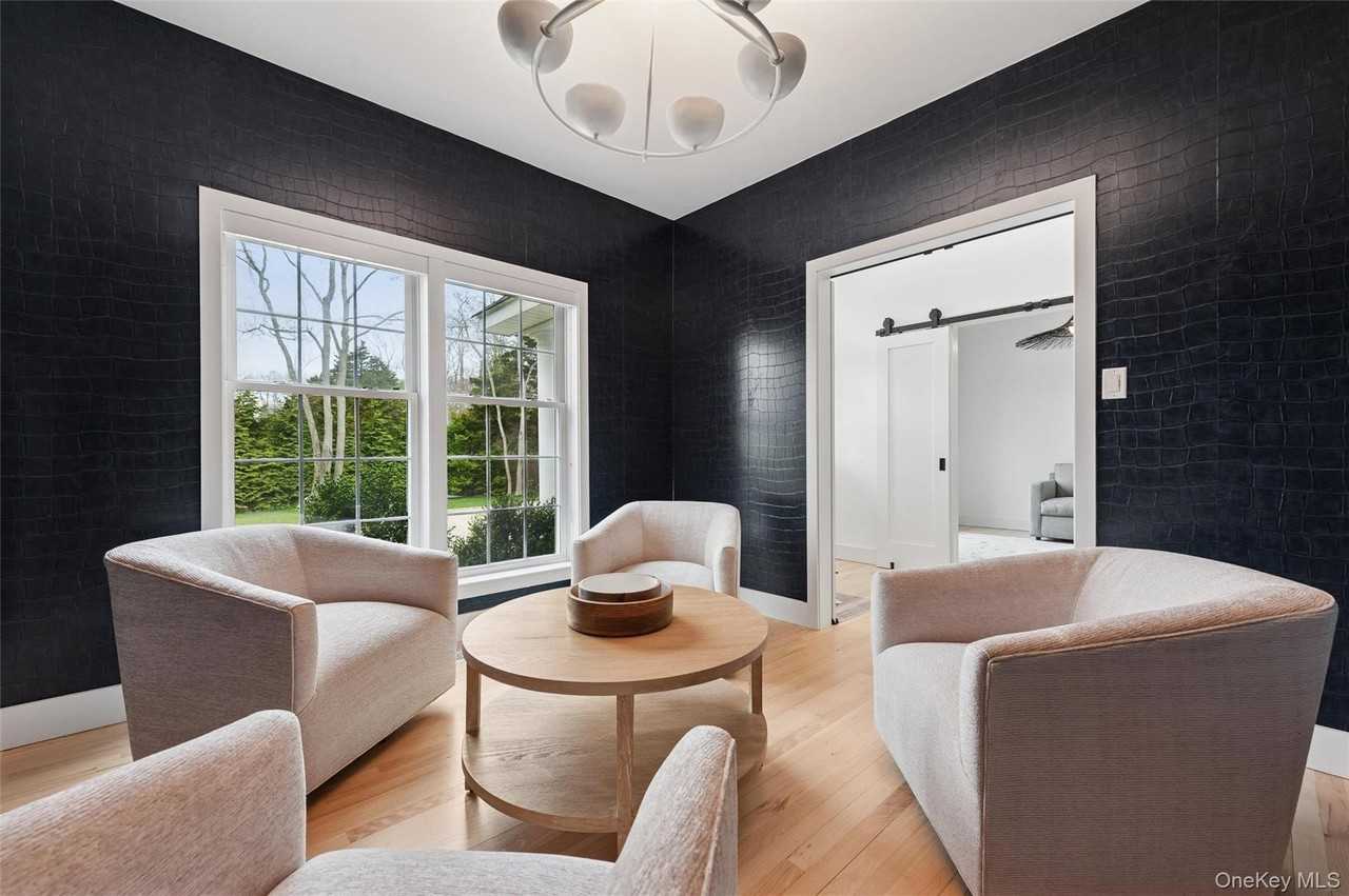 4056 Noyack Rd - Photo 4 of 21