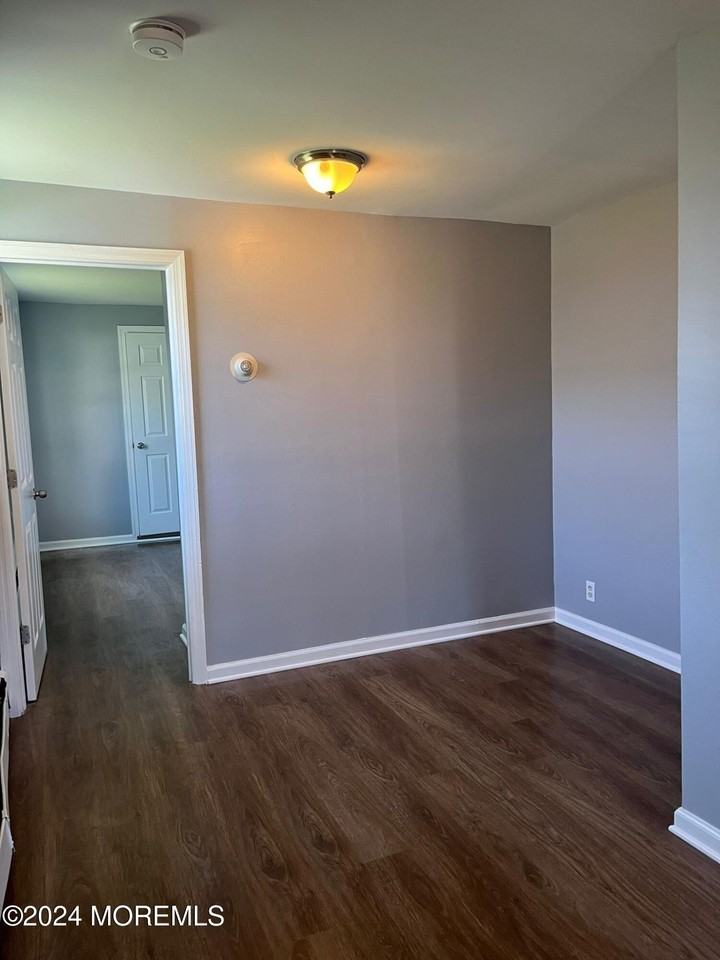 1306 Springwood Ave Apt 1e - Photo 2 of 4