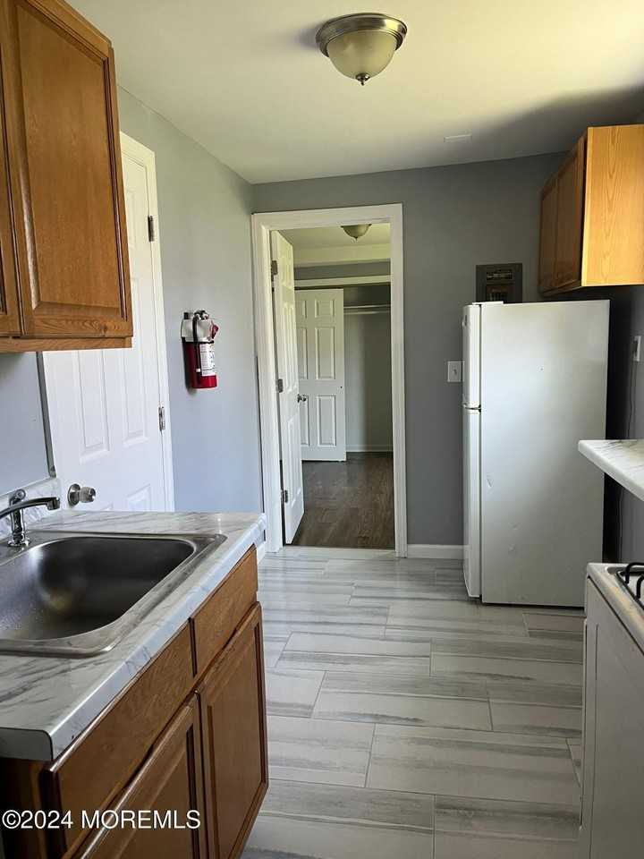 1306 Springwood Ave Apt 1e - Photo 3 of 4