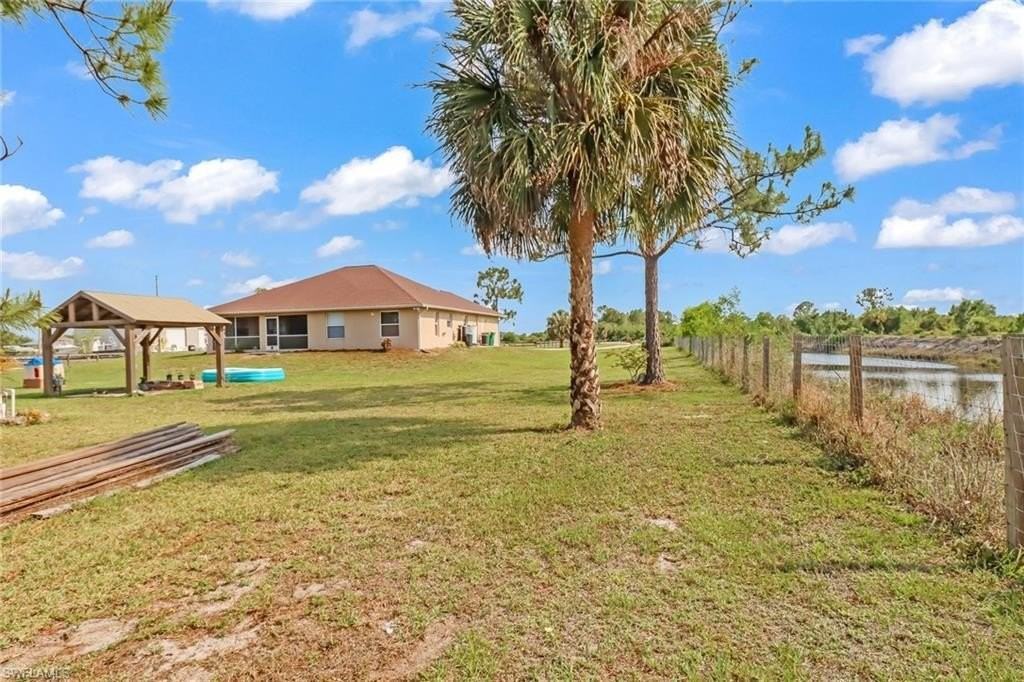 2330 45th Ave Ne - Photo 2 of 26