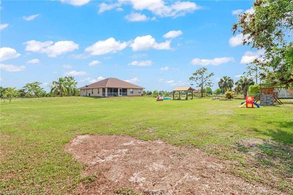 2330 45th Ave Ne - Photo 3 of 26